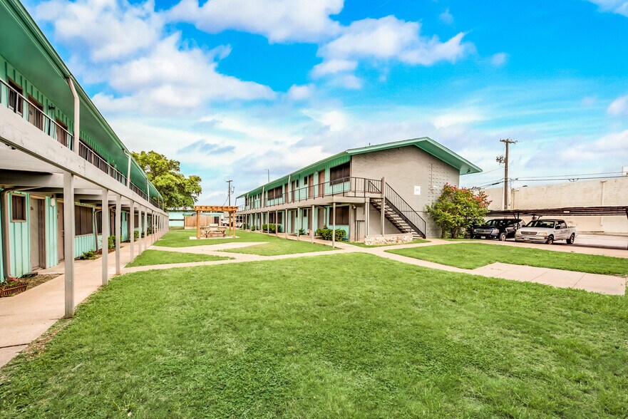 3299 S Polk St, Dallas, TX à vendre - Photo du bâtiment - Image 2 de 11