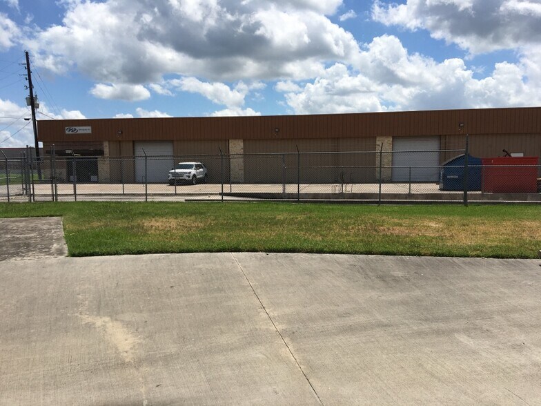 1904 Humble Place Dr, Humble, TX for lease - Building Photo - Image 3 of 5