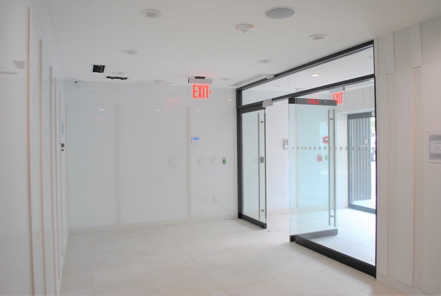 100 Putnam Grn, Greenwich, CT for sale - Interior Photo - Image 3 of 8