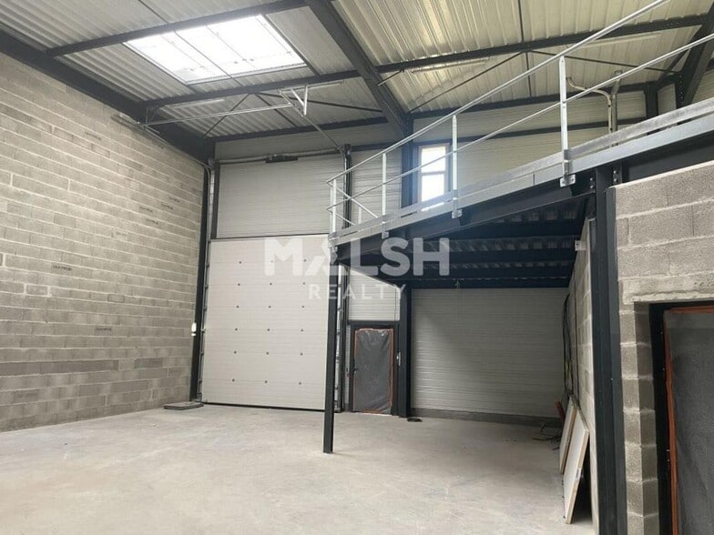 Flex in Saint-Bonnet-de-Mure for lease - Interior Photo - Image 2 of 5