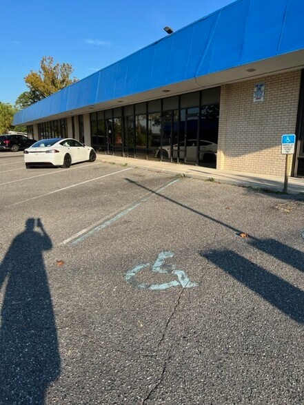 580 Ellis Rd S, Jacksonville, FL à vendre - Photo du bâtiment - Image 2 de 16