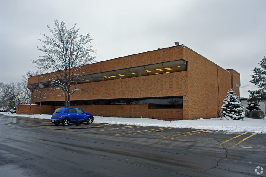 16800 W Twelve Mile Rd, Southfield, MI for lease - Primary Photo - Image 1 of 3