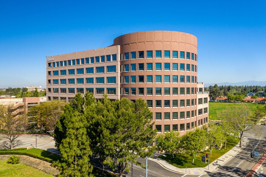 1750 E 4th St, Santa Ana, CA à louer - Photo du bâtiment - Image 1 de 4