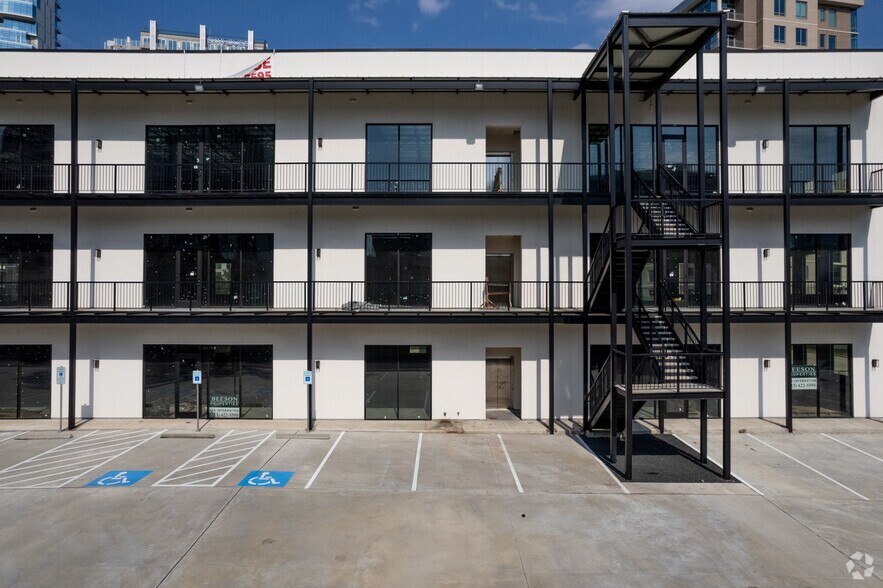 2111 W Loop S, Houston, TX à louer - Photo du bâtiment - Image 3 de 4