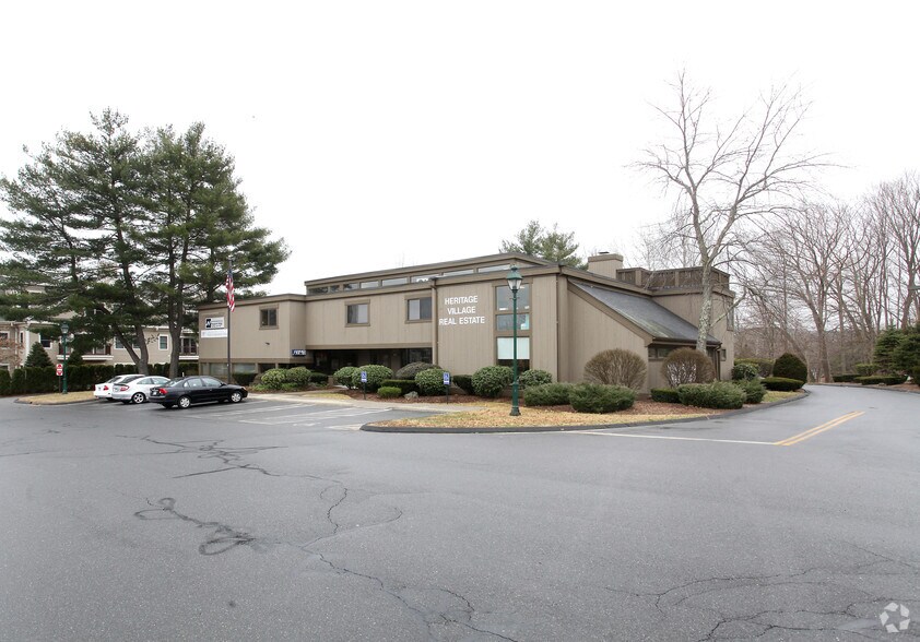 3 Village Grn, Southbury, CT for lease - Primary Photo - Image 1 of 3