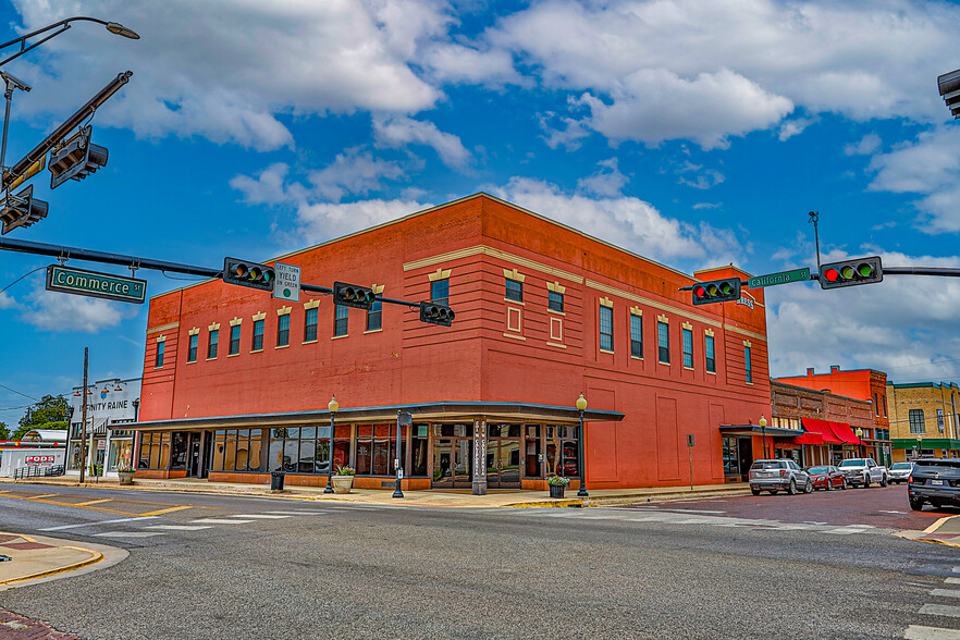 201 W California St, Gainesville, TX for lease - Primary Photo - Image 1 of 22