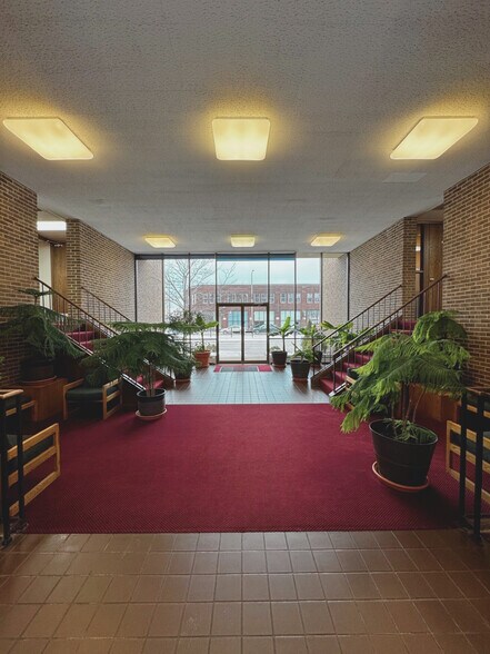 2469 W University Ave, Saint Paul, MN à vendre - Photo intérieure - Image 2 de 18