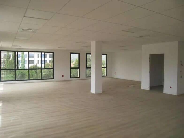 Bureau dans Aubagne à louer - Photo du bâtiment - Image 2 de 5