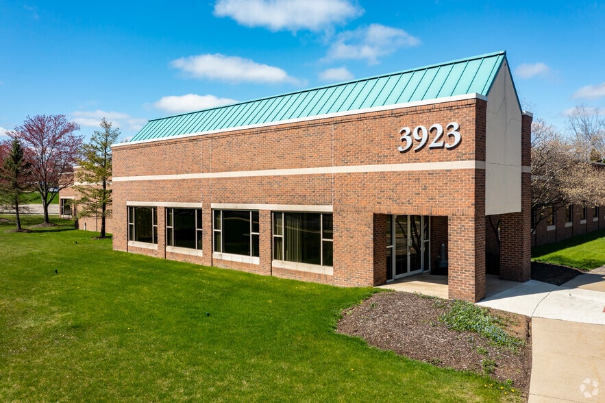 3923 Ranchero Dr, Ann Arbor, MI à vendre - Photo du bâtiment - Image 3 de 13