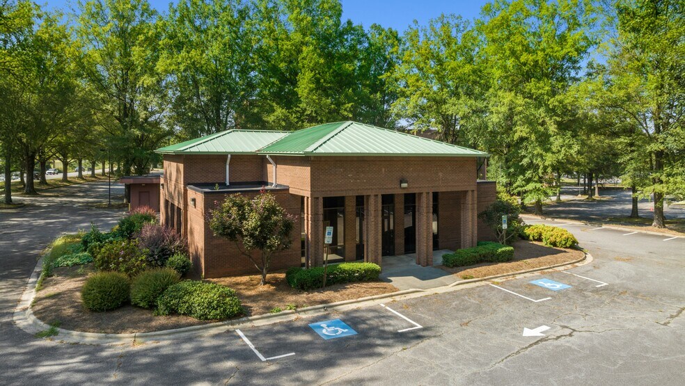 5610 University Pky, Winston-Salem, NC à vendre - Photo du bâtiment - Image 3 de 4