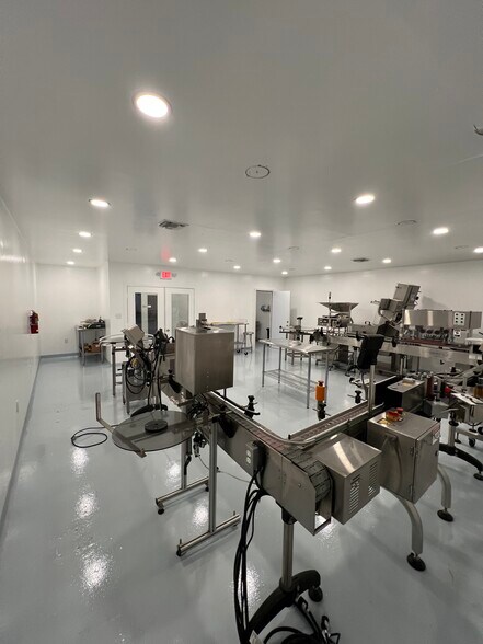 3305-3345 NW 74th Ave, Miami, FL à louer - Photo du bâtiment - Image 3 de 20