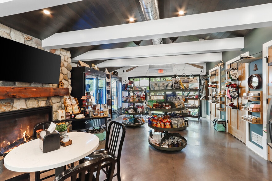 W4724 S Lakeshore Dr, Fontana-on-Geneva Lake, WI for sale - Building Photo - Image 3 of 40