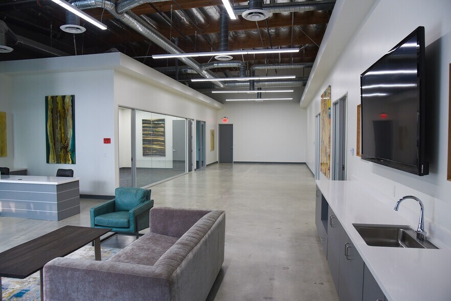 5472 E La Palma Ave, Anaheim, CA à vendre - Photo du bâtiment - Image 3 de 9