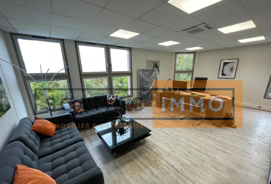 Office in Torcy for lease - Building Photo - Image 3 of 12