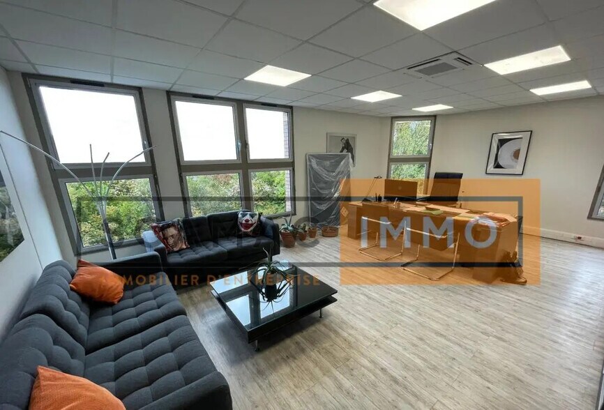 Bureau dans Torcy à louer - Photo du bâtiment - Image 3 de 12