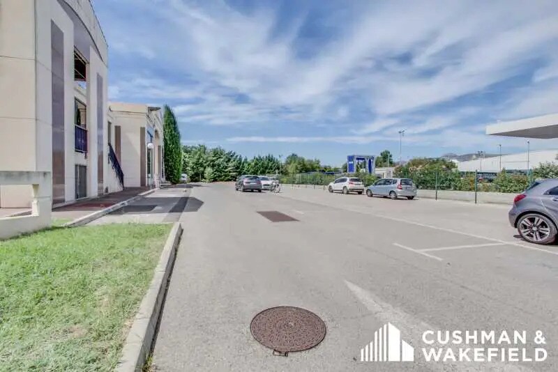 30 Avenue Du Chateau De Jouques, Gémenos à louer - Photo du bâtiment - Image 2 de 2