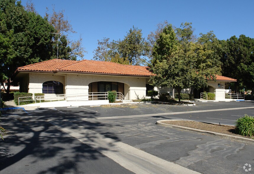 1100 Paseo Camarillo, Camarillo, CA à vendre - Photo du bâtiment - Image 1 de 4
