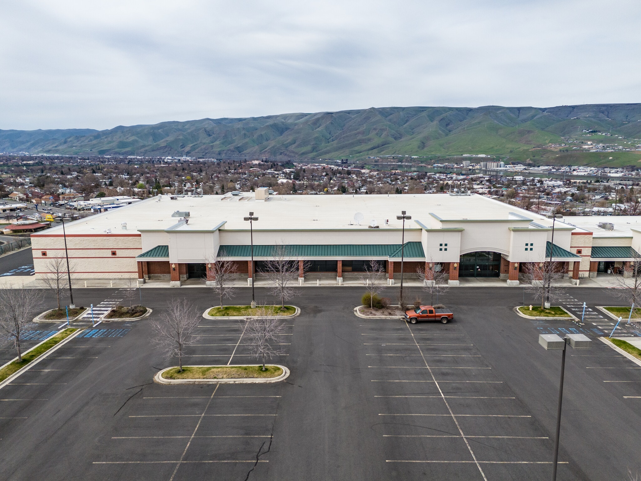 2330 Nez Perce Dr, Lewiston, ID for lease Interior Photo- Image 1 of 2