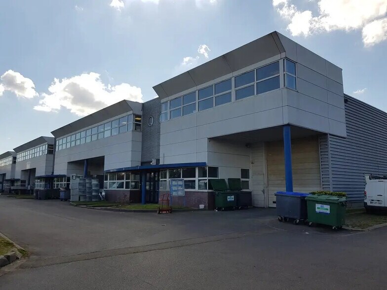 Industrial in Bondy for lease - Building Photo - Image 2 of 4