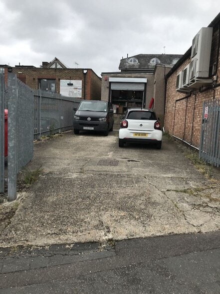 159 Queens Rd, Buckhurst Hill à vendre - Photo du bâtiment - Image 3 de 4