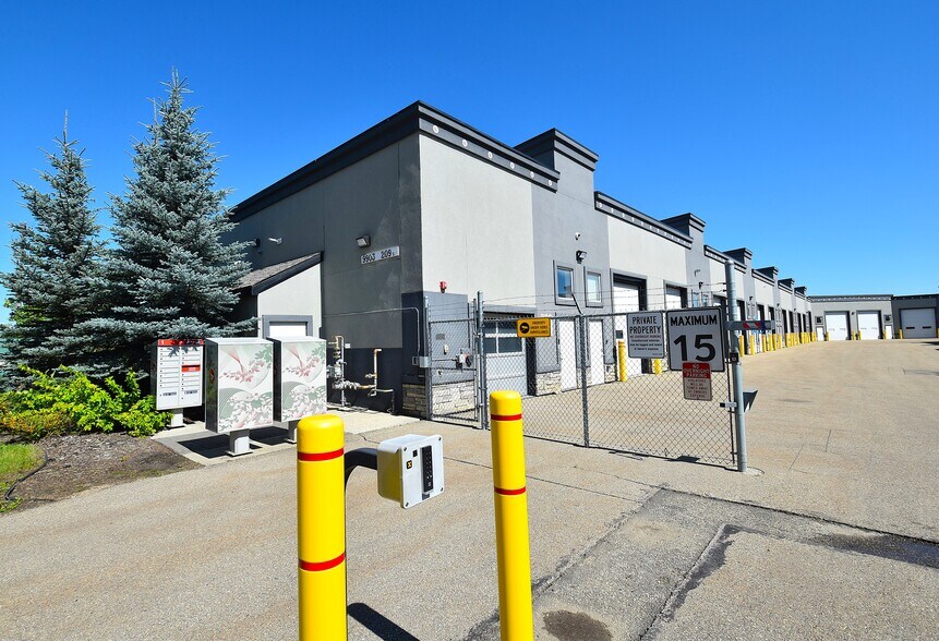 9903 209 St NW, Edmonton, AB à vendre - Photo du bâtiment - Image 3 de 23