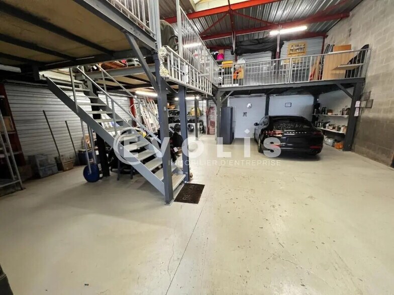 Flex in Saint-Pierre-du-Perray for lease - Interior Photo - Image 2 of 9