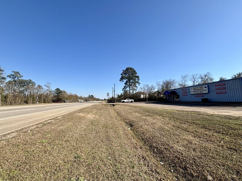 1700 N Loop 336 E, Conroe, TX à louer - Photo du bâtiment - Image 3 de 21