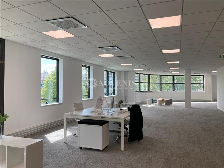 17 Rue Paul Dautier, Vélizy-Villacoublay for lease - Interior Photo - Image 2 of 5