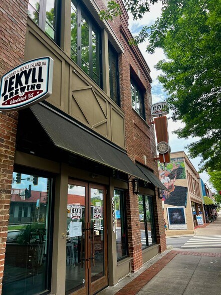 8632 Main St, Woodstock, GA à louer - Photo du bâtiment - Image 2 de 15