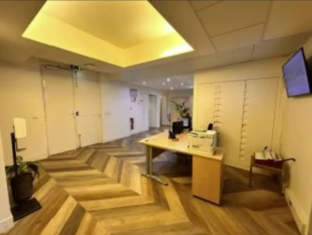 2 B Rue Lord Byron, Paris, PAR 75008 - Unité 01 - - Photo intérieure - Image 1 of 3