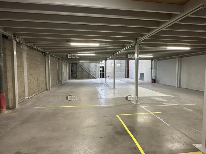 Flex in Marseille for lease - Building Photo - Image 3 of 5