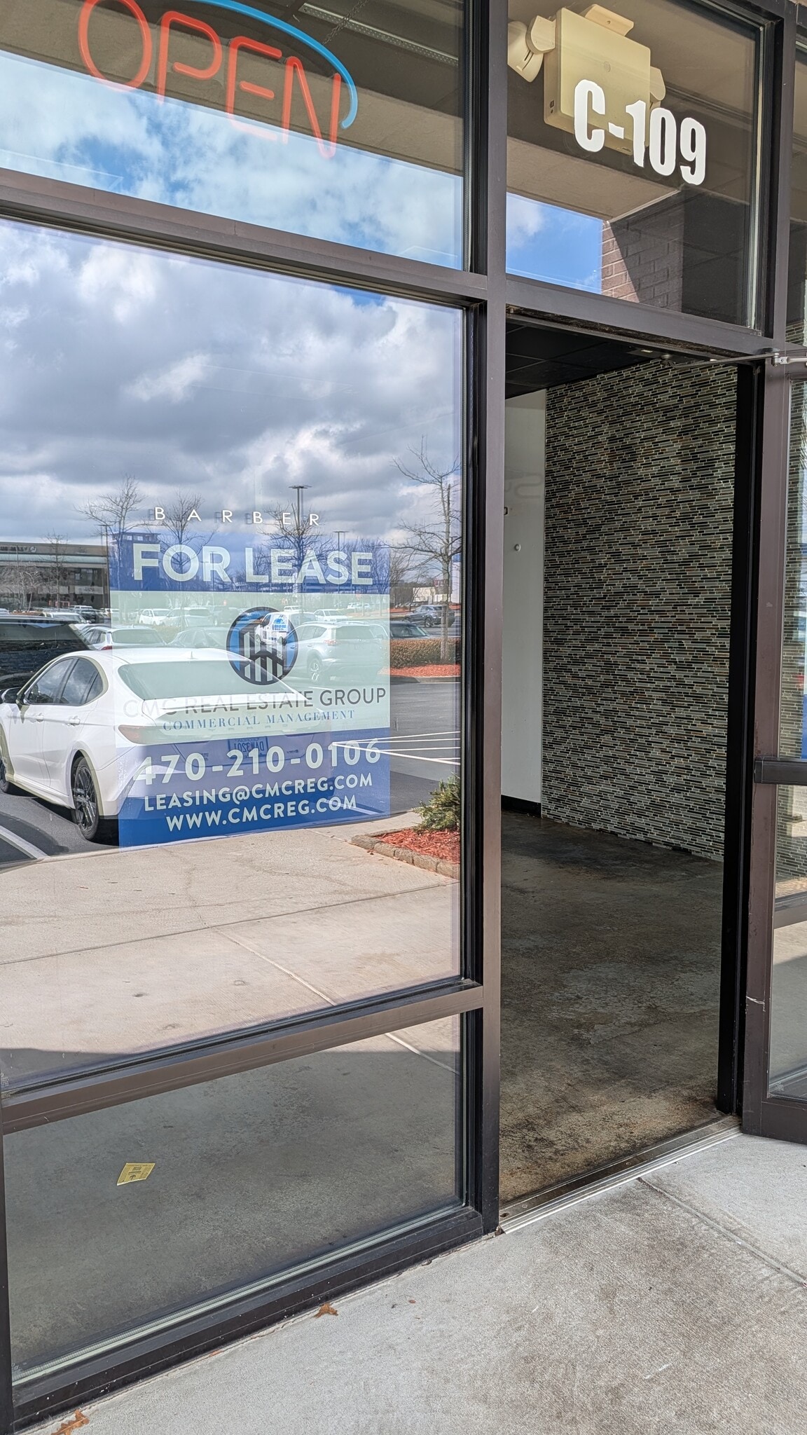 6035 Peachtree Rd, Atlanta, GA for lease Interior Photo- Image 1 of 7