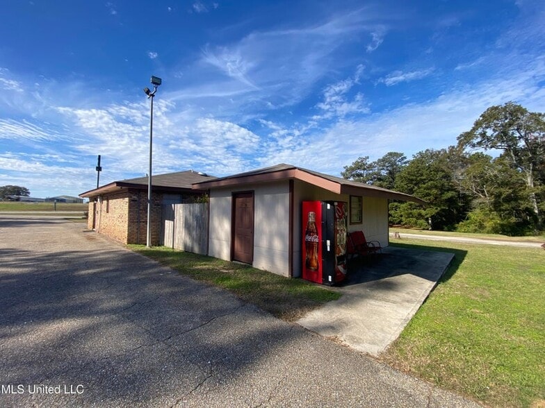 404 Frontage Dr E, Wiggins, MS for sale - Building Photo - Image 2 of 22