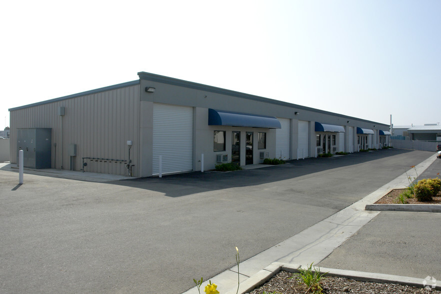 3335 Pegasus Dr, Bakersfield, CA for lease - Building Photo - Image 2 of 5