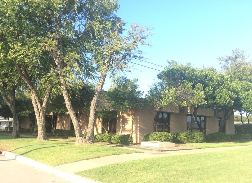 1703 E Skelly Dr, Tulsa, OK for lease - Building Photo - Image 2 of 12
