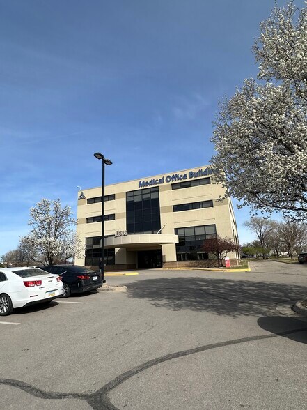 1515 S Clifton Ave, Wichita, KS à louer - Photo du bâtiment - Image 2 de 7
