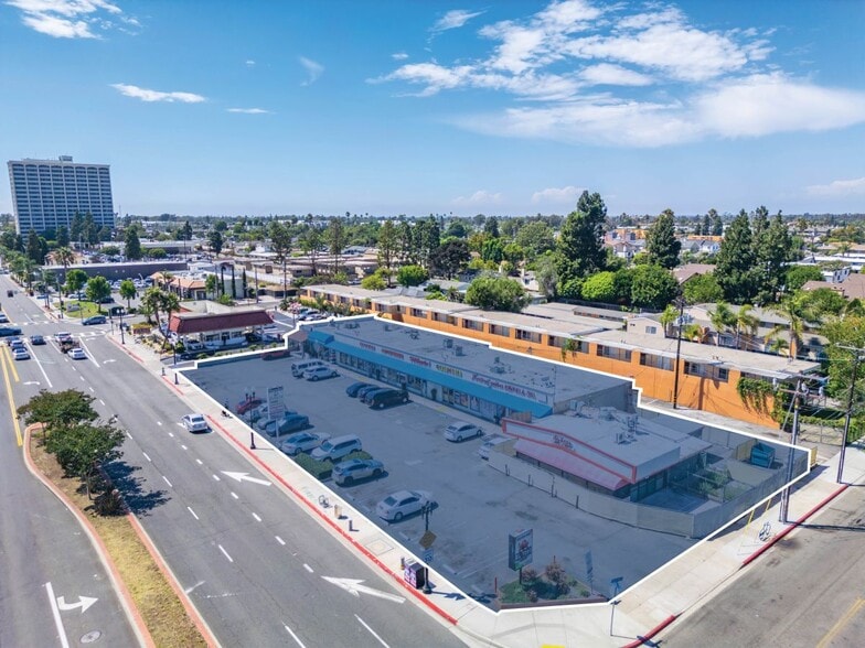 570-590 W 19th St, Costa Mesa, CA for sale - Building Photo - Image 2 of 13