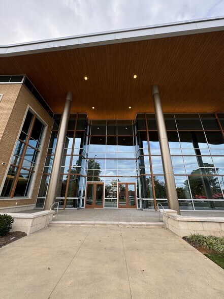 2413 Blue Ridge Rd, Raleigh, NC à louer - Photo du bâtiment - Image 3 de 10