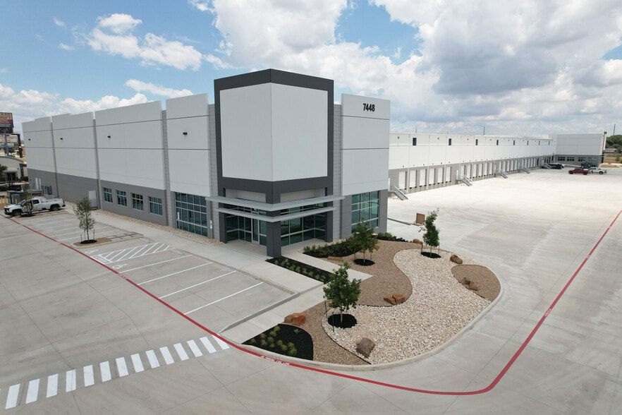 5035 Eisenhauer Rd, San Antonio, TX for lease - Building Photo - Image 1 of 35