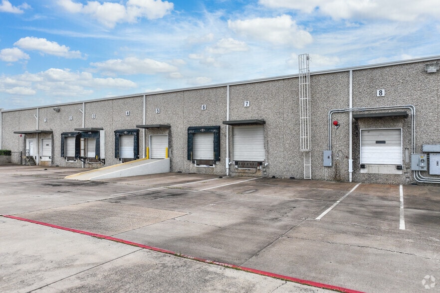 1810 Kelly Blvd, Carrollton, TX for lease - Building Photo - Image 2 of 20