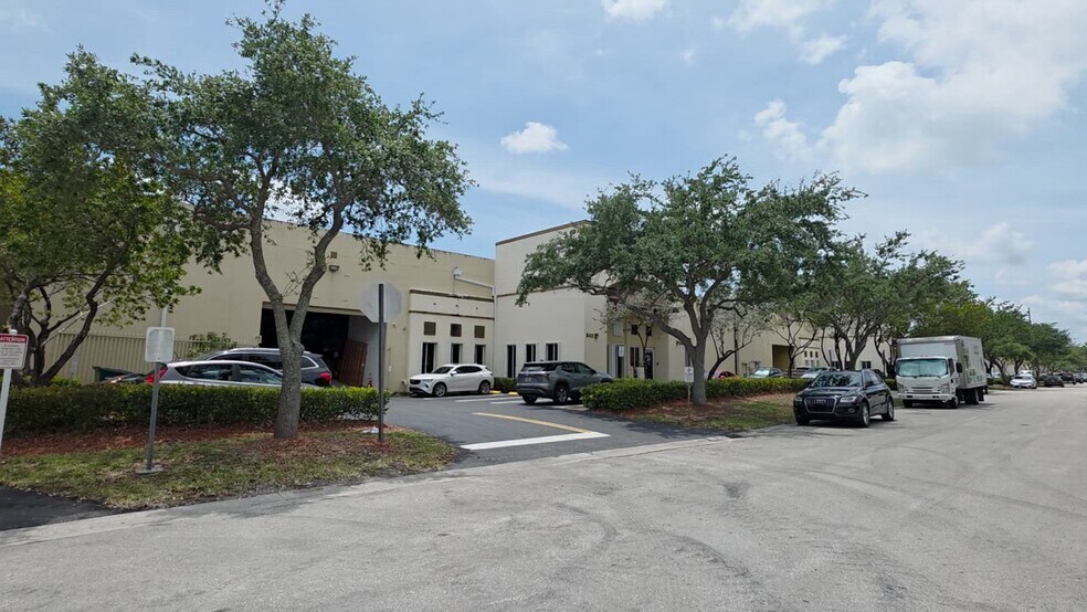 10420 NW 37th Ter, Miami, FL à vendre - Vidéo sur l’inscription commerciale - Image 3 de 25