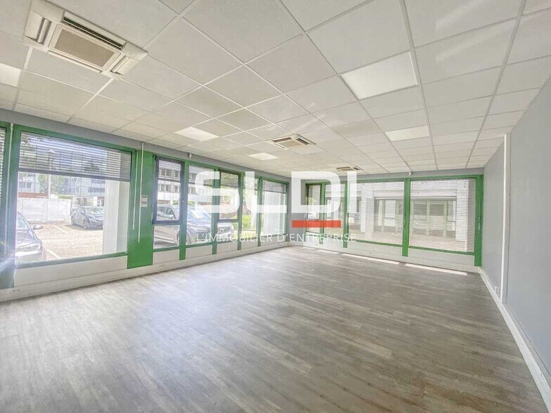 Rue Colonel Chambonnet, Bron for lease - Interior Photo - Image 2 of 6