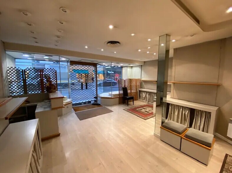 Retail in Paris for lease - Building Photo - Image 2 of 7