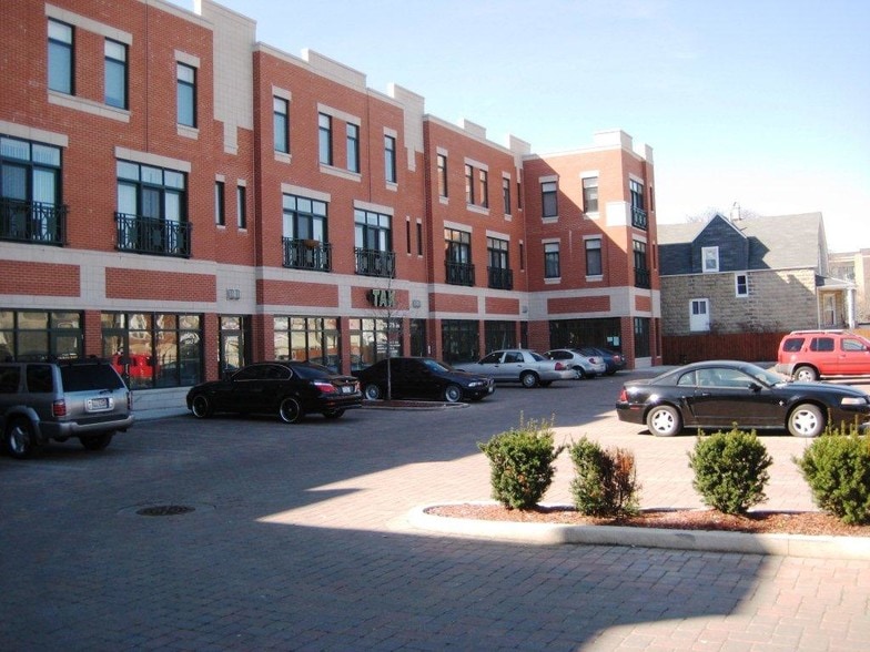 4521 W Lawrence Ave, Chicago, IL for lease - Primary Photo - Image 1 of 22