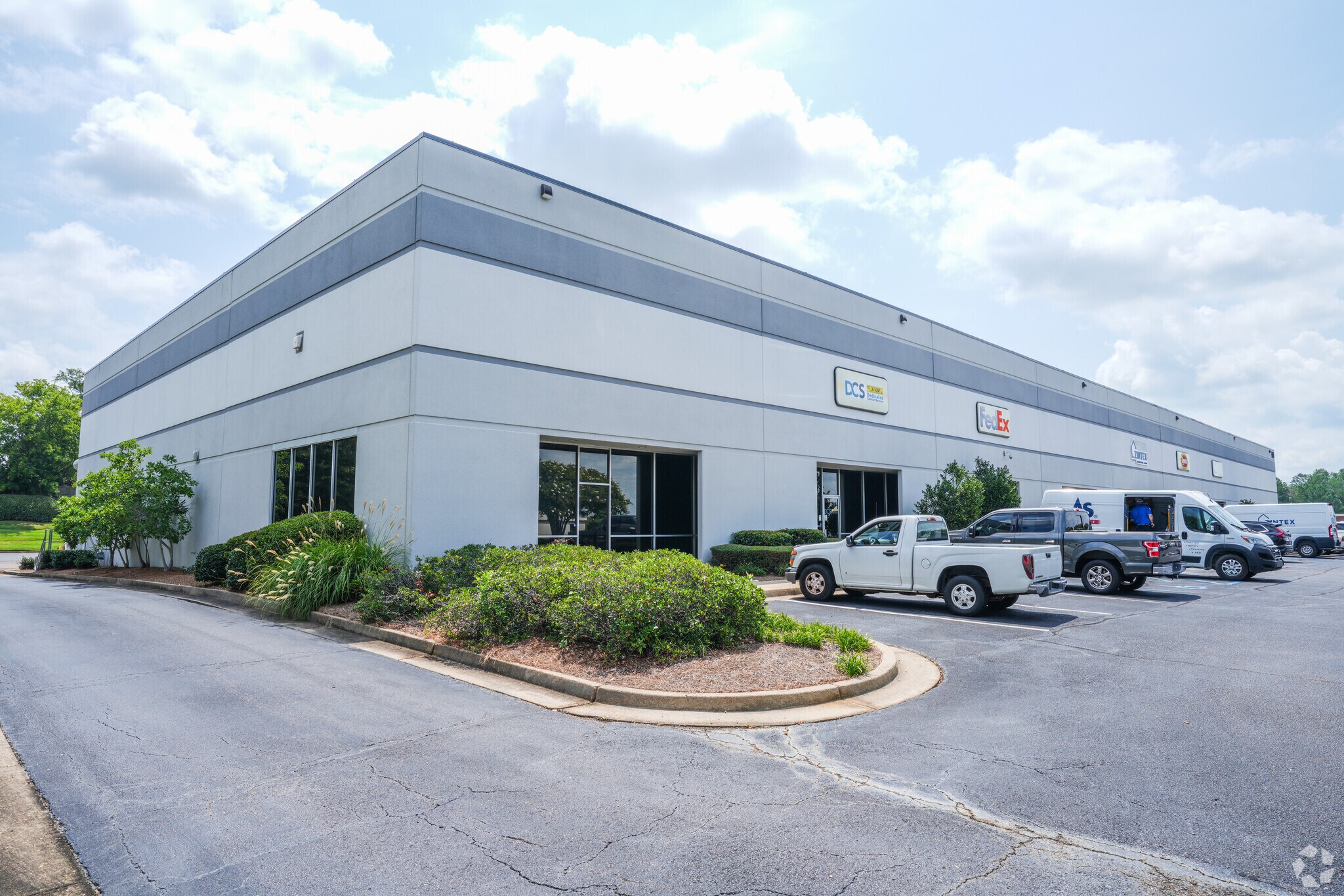 110 Metroplex Blvd, Jackson, MS for lease Primary Photo- Image 1 of 11