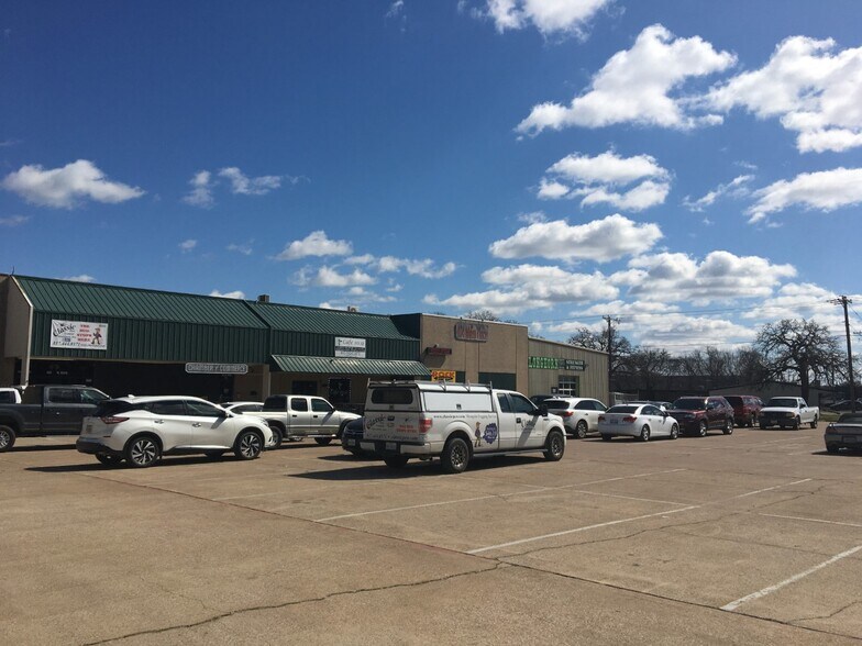 404 W Main St, Azle, TX à vendre - Photo du bâtiment - Image 3 de 11
