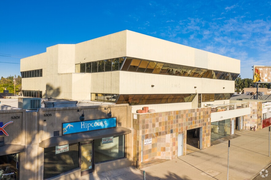 5311 Topanga Canyon Blvd, Woodland Hills, CA for lease - Building Photo - Image 2 of 18