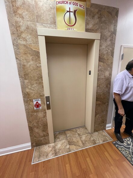 3305 W Division St, Chicago, IL for lease - Building Photo - Image 3 of 11