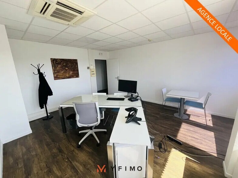 Office in Poissy for lease - Interior Photo - Image 2 of 6