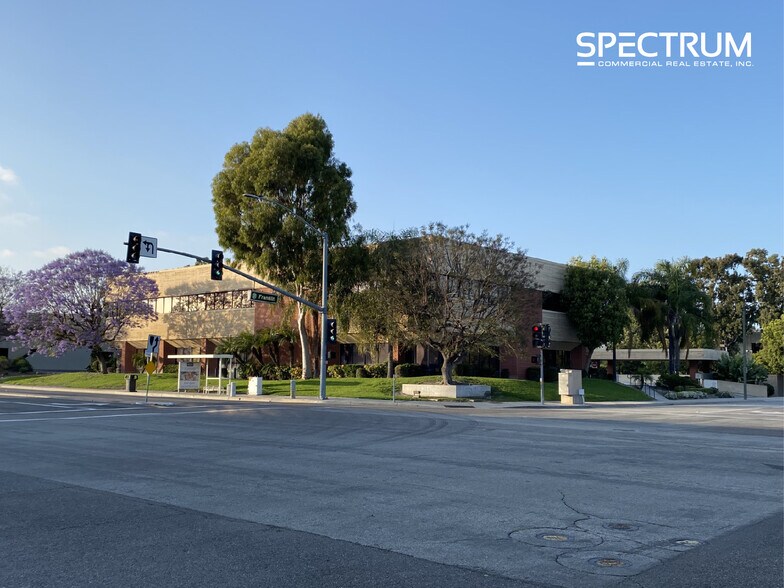 14511 Franklin Ave, Tustin, CA à louer - Photo du bâtiment - Image 1 de 10